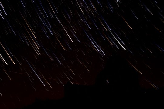 star trail rastro de estrellas circumpolar  como meteoros del monumento a la virgen de la silla fonfria teruel aragon