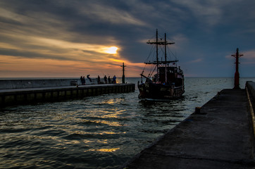 statek wpływający do portu © Piotr