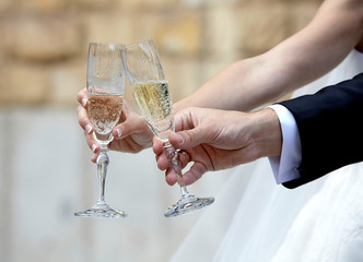 Pareja brindando con copas de champán
