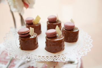 Deliciosos mini pasteles de chocolate coronados con un macaron francés