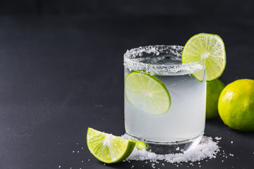 close-up of ice homemade lemonade with lime and salt on black table © Thitiwat.Day