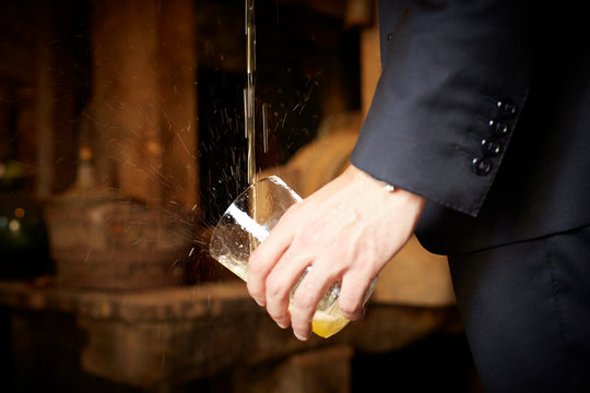 Hombre escanciando sidra