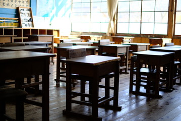 学校の机とイス 教室　木製 イス　思い出 セピア 懐かしい 昭和 授業