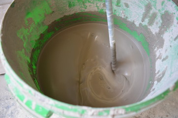 Remont - mieszanie wylewki samopoziomującej w wiadrze © Ewa