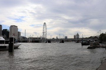 Le fleuve Tamise et ses quais dans la ville de Londres - Londres, Angleterre