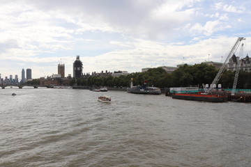 Le fleuve Tamise et ses quais dans la ville de Londres - Londres, Angleterre