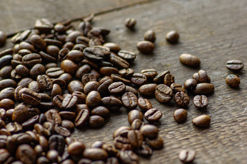 Arabica Kaffeebohnen auf groben Holzbrett als Textur