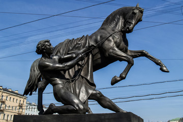 Obraz premium Saint Petersburg, Russia - September 18, 2018: Horse tamers sculpture by Peter Klodt on Anichkov bridge built in 1841