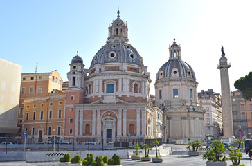 Fototapeta na wymiar Plaza Venecia y iglesia de Santa Maria de Loreto domos en Roma 