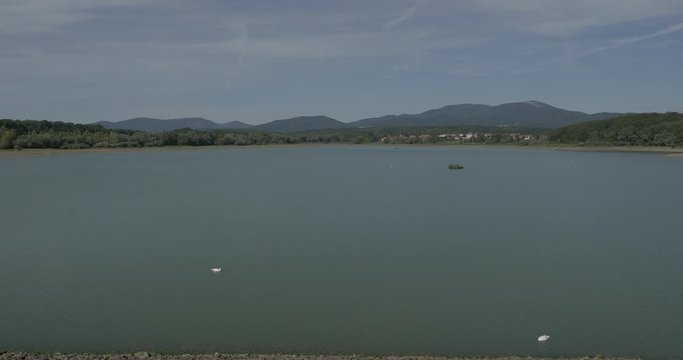 Promenade au Pays de Thann en Alsace. Paysage autour du lac de Michelbach en Alsace avec vue sur les Vosges