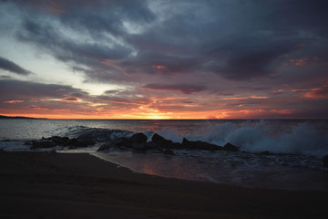 Fototapeta na wymiar Amanecer a mar abierto, con colorido en el horizonte