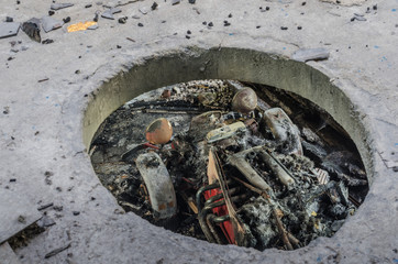 oldtimer in einer fabrik rundes loch in der decke