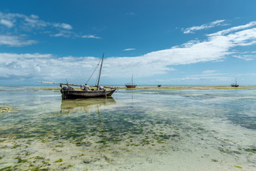 Obraz premium Old boats on the ocean