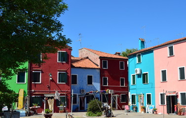 Fototapeta na wymiar Farbenfrohe Hausfassaden in Burano