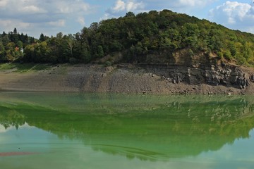 Blick von Bringhausen nach Scheid mit dem Edersee voller Blaualgen
