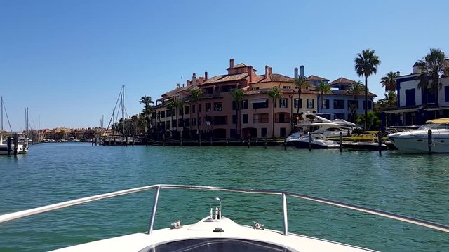 Paseo en barco desde puerto, giro izquierda