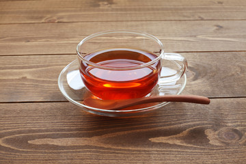 紅茶 ホット ティー カップ 木のテーブル