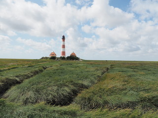 Fototapeta na wymiar Leuchtturm Westerheversand – Wahrzeichen der Halbinsel Eiderstedt in Schleswig-Holstein