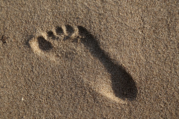 Fußspuren am Strand im Sand