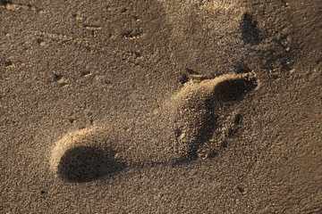 Fußspuren am Strand im Sand