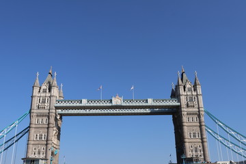 Le pont "Tower Bridge", pont basculant, sur le fleuve Tamise &agrave; Londres inaugur&eacute; en 1894 - Londres - Angleterre