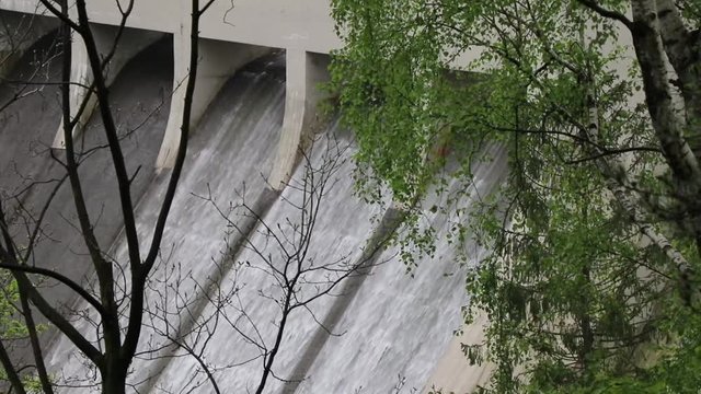 Acqua che scorre in una diga