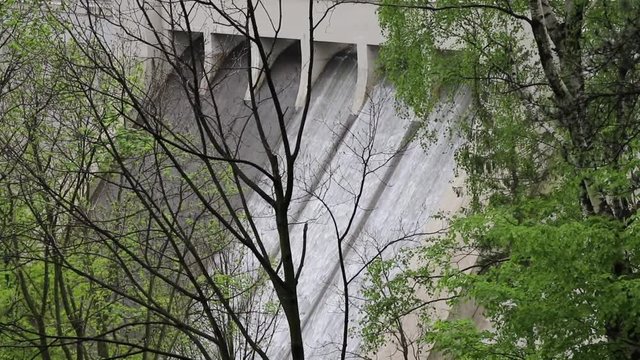 Acqua che scorre in una diga