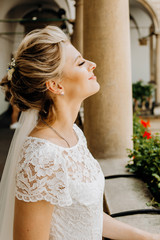 Naklejka premium Bride enjoys the moment standing on the balcony