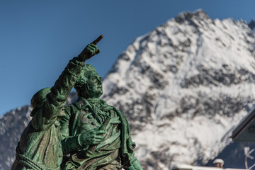 Fototapeta premium Statue in front of French Mountain