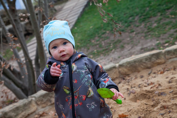 Kind Hannah beim unbeschwerten Spielen in einem Sandkasten. Das Kindergartenmädchen ist je nach Stimmung aufgeweckt, frech, froehlich, energievoll, eben ein richtig suesses Girly.