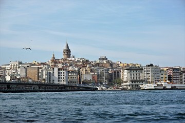 Obraz premium Most Galata i Wieża Galata nad Bosforem w Stambule, Turcja.