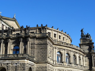 Fototapeta na wymiar Semperoper Dresden, Seitenansicht