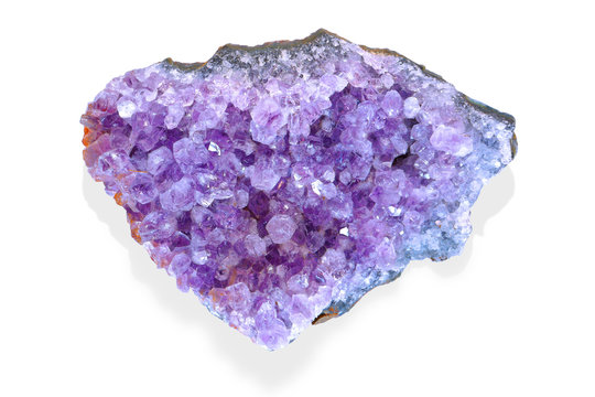 Am&eacute;thyste cristaux pierre violette min&eacute;ralogie minerai g&eacute;ode caillou isol&eacute; fond blanc &eacute;clairage studio gemme semi pr&eacute;cieuse curiosit&eacute; g&eacute;ologique