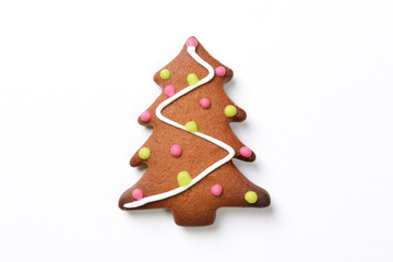 Obraz premium The hand-made eatable gingerbread New Year tree on white background