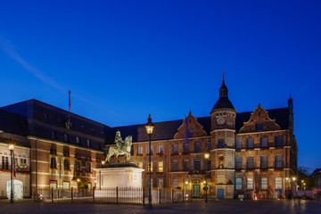 Fototapeta premium Night scenery of historical old town city centre, market square, statue monument and background of Old Town Hall in Düsseldorf, Germany.