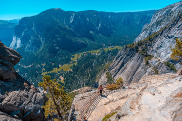 Yosemite National Park, California / United States »; August 2019: A young woman looking from the gaze of Upper Yosemite Fall