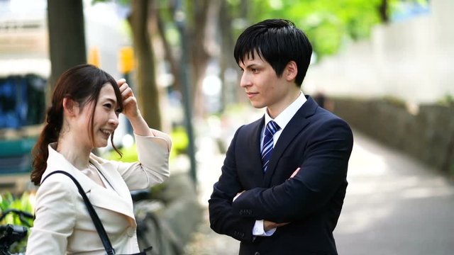 ビジネス　屋外で立ち話