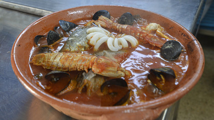 zuppe di pesce preparate in un ristorante pugliese - obrazy, fototapety, plakaty