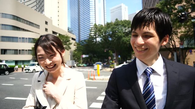 ビジネス　屋外で立ち話