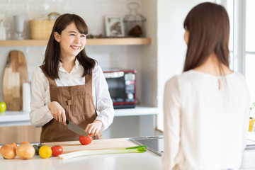 キッチンを使う女性