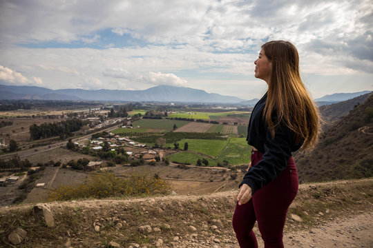 Ni&ntilde;a sonriendo mientra observa el paisaje rural