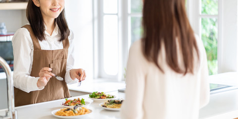 Obraz na płótnie Canvas attractive asian women having lanch in dining
