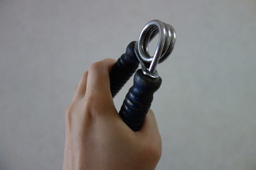 ハンドグリップを手で握る