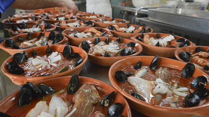 zuppe di pesce preparate in un ristorante pugliese