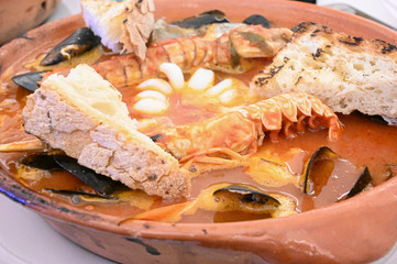 zuppe di pesce preparate in un ristorante pugliese