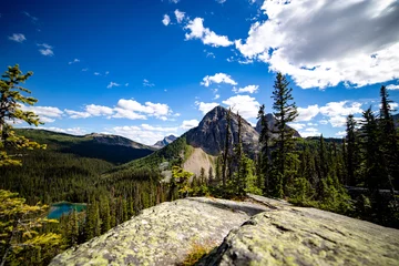 Zelfklevend Fotobehang montagne vue d'un rocher en hauteur © Veronique