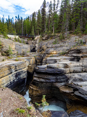 rivière dans la roche