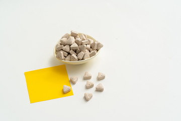 Fototapeta na wymiar White vitamin pills with blank yellow post-it