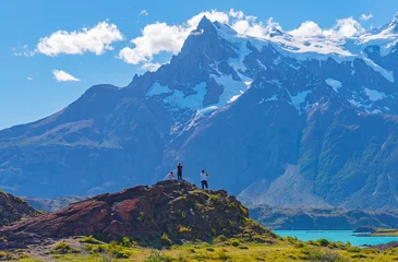 Photo sur Plexiglas Cuernos del Paine Un couple de touristes / routards regardant les pics de Cuernos del Paine dans le parc national Torres del Paine en Patagonie, au Chili.