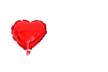 Globo flotante rojo en forma de corazon fondo blanco